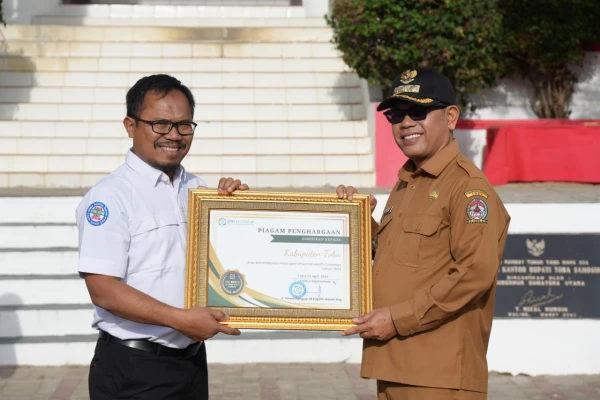 Penghargaan Universal Health Coverage untuk Kabupaten Toba dari BPJS Kesehatan - DigitalMediaPublic